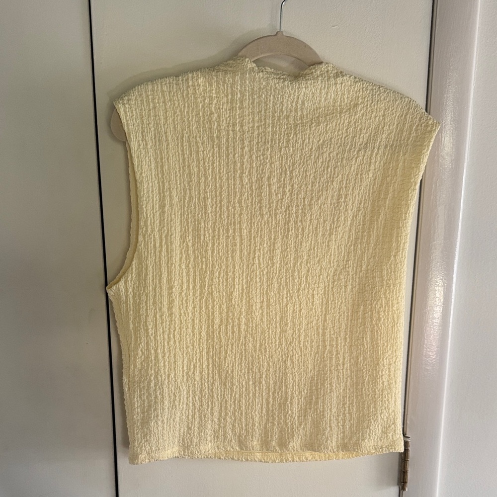 Like new Abercrombie & Fitch butter yellow shell top - Picture 3 of 3